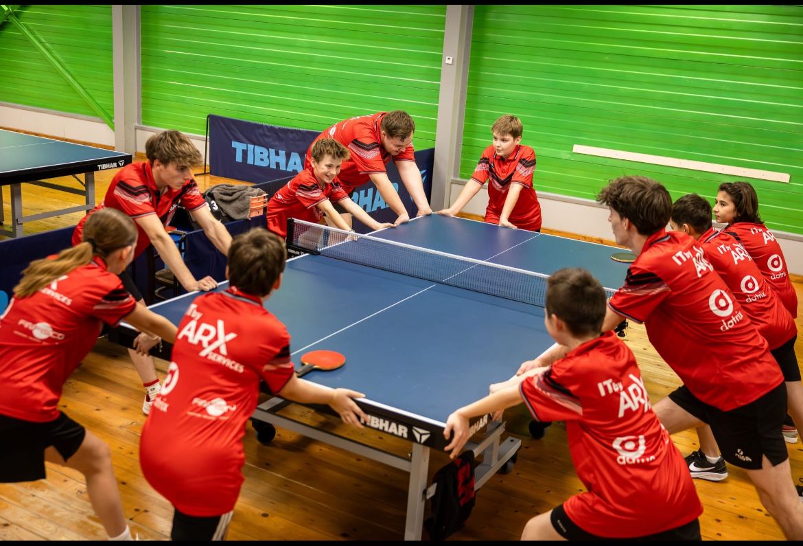 Clubleden samen rond de tafeltennistafel