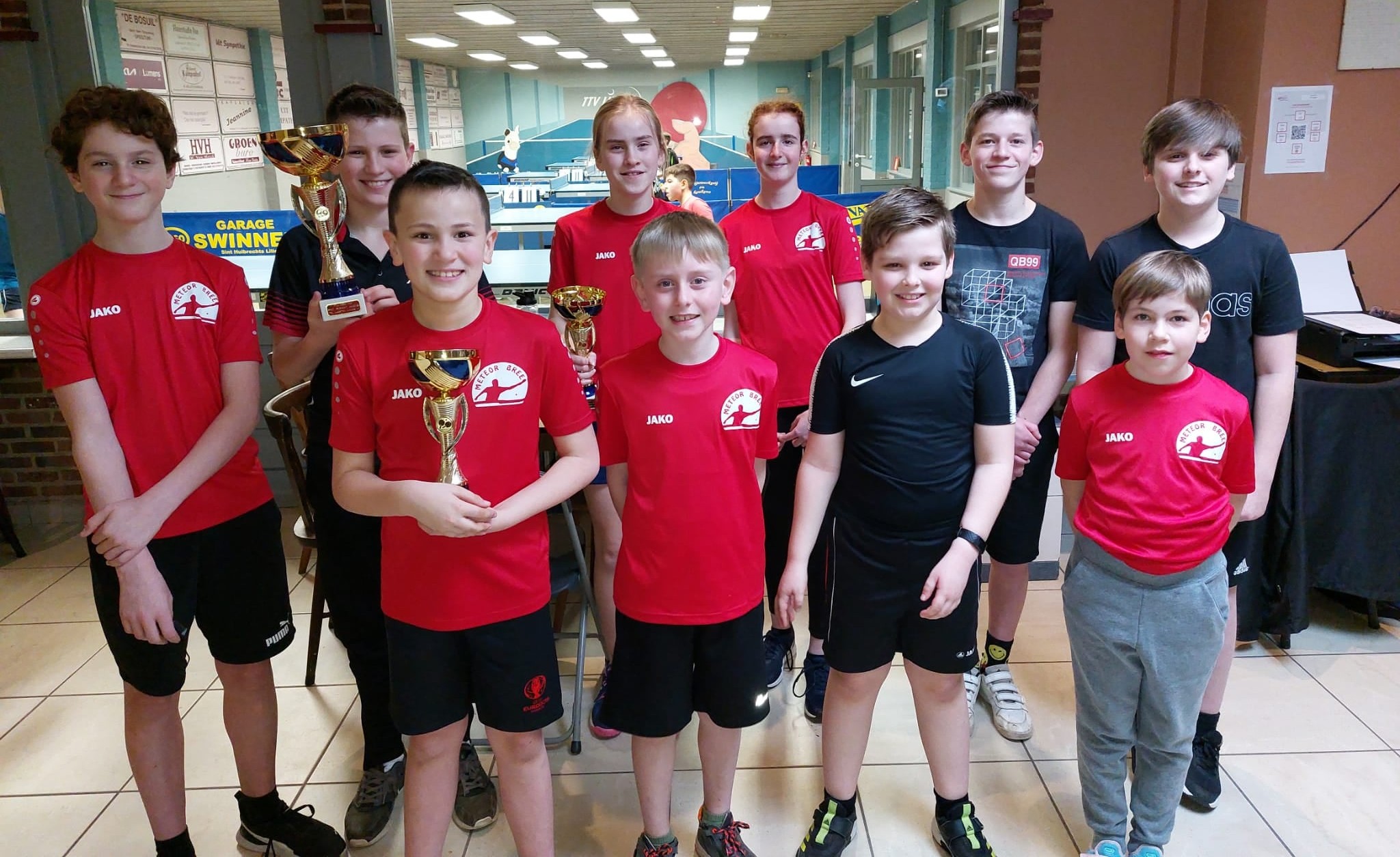 Jeugdspelers samen in clubkledij