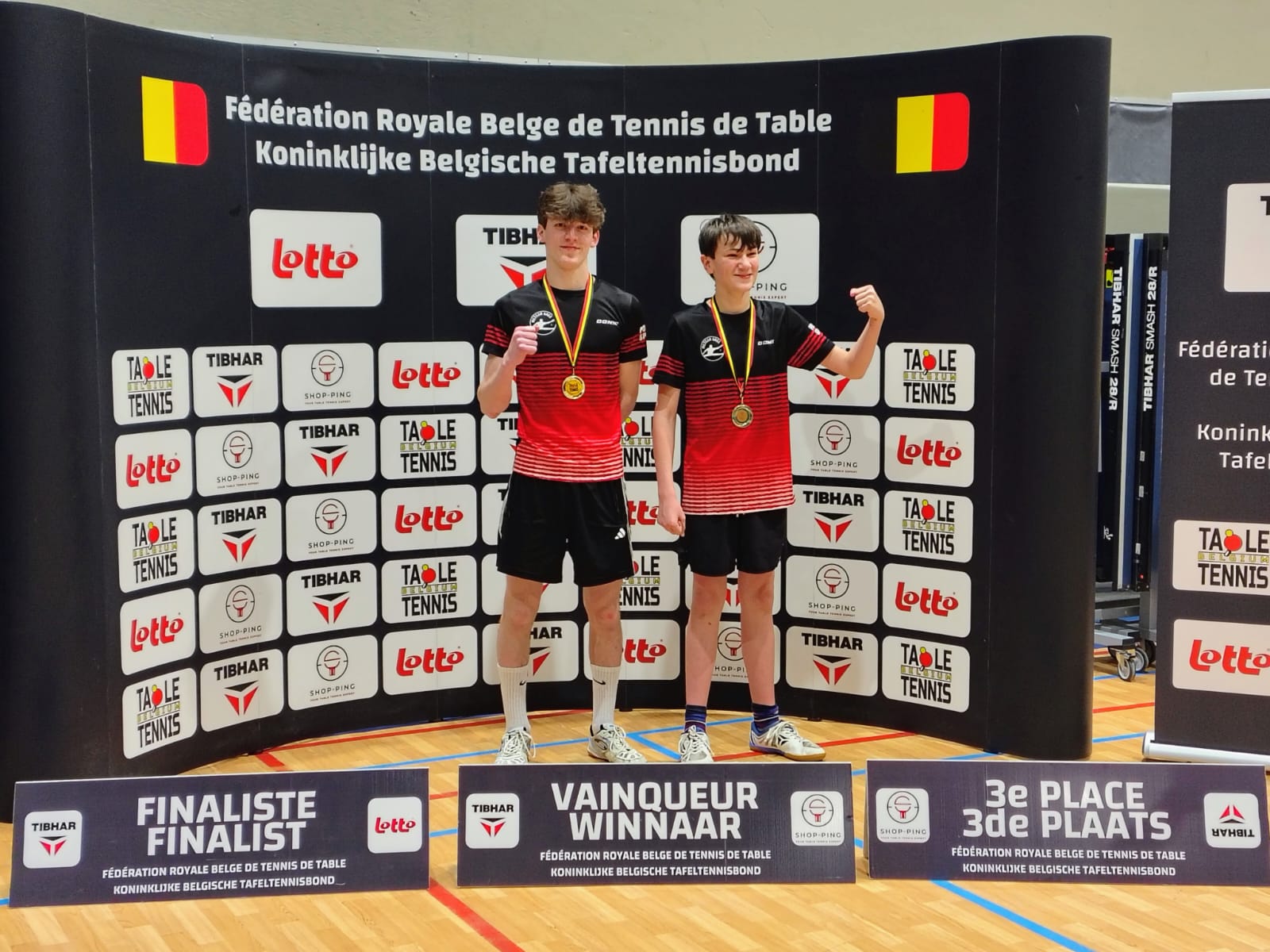 Twee spelers op het podium bij een tafeltennistoernooi