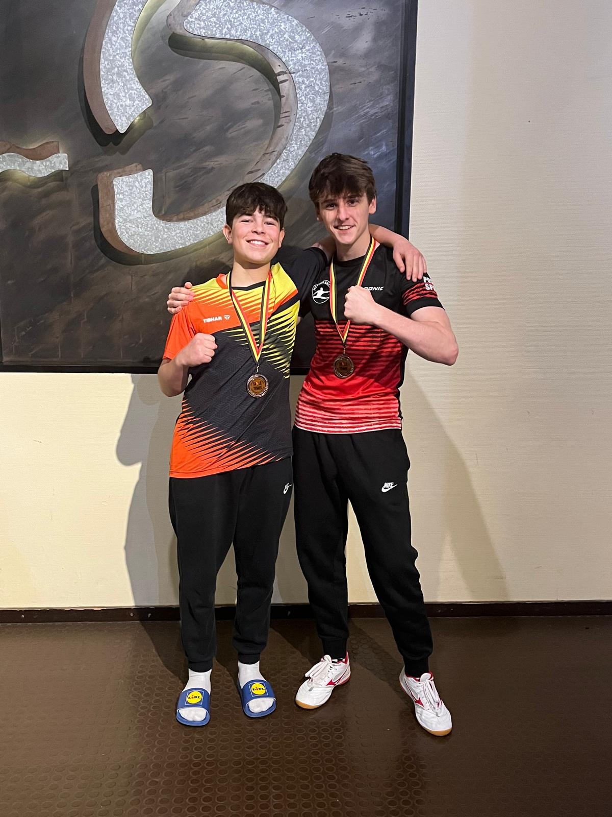 Twee spelers met medailles na een wedstrijd