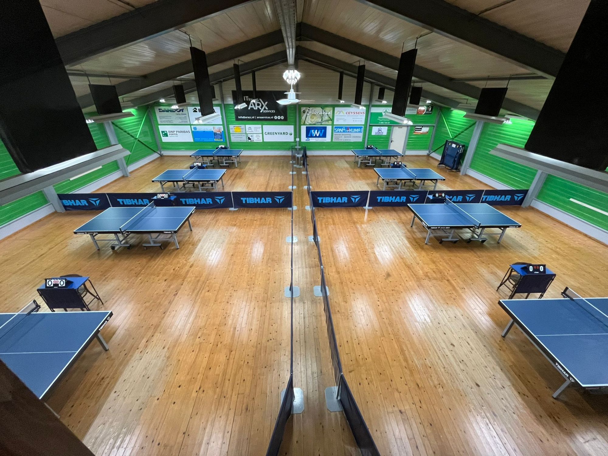 Sportzaal van KTTC Meteor Bree met acht tafeltennistafels